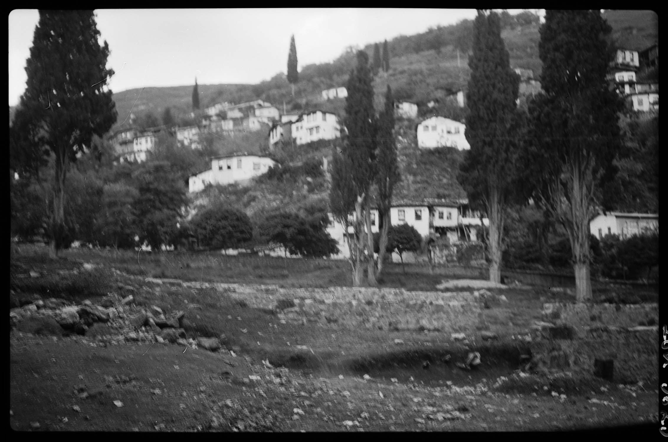 Ensemble dispersé de maisons anciennes